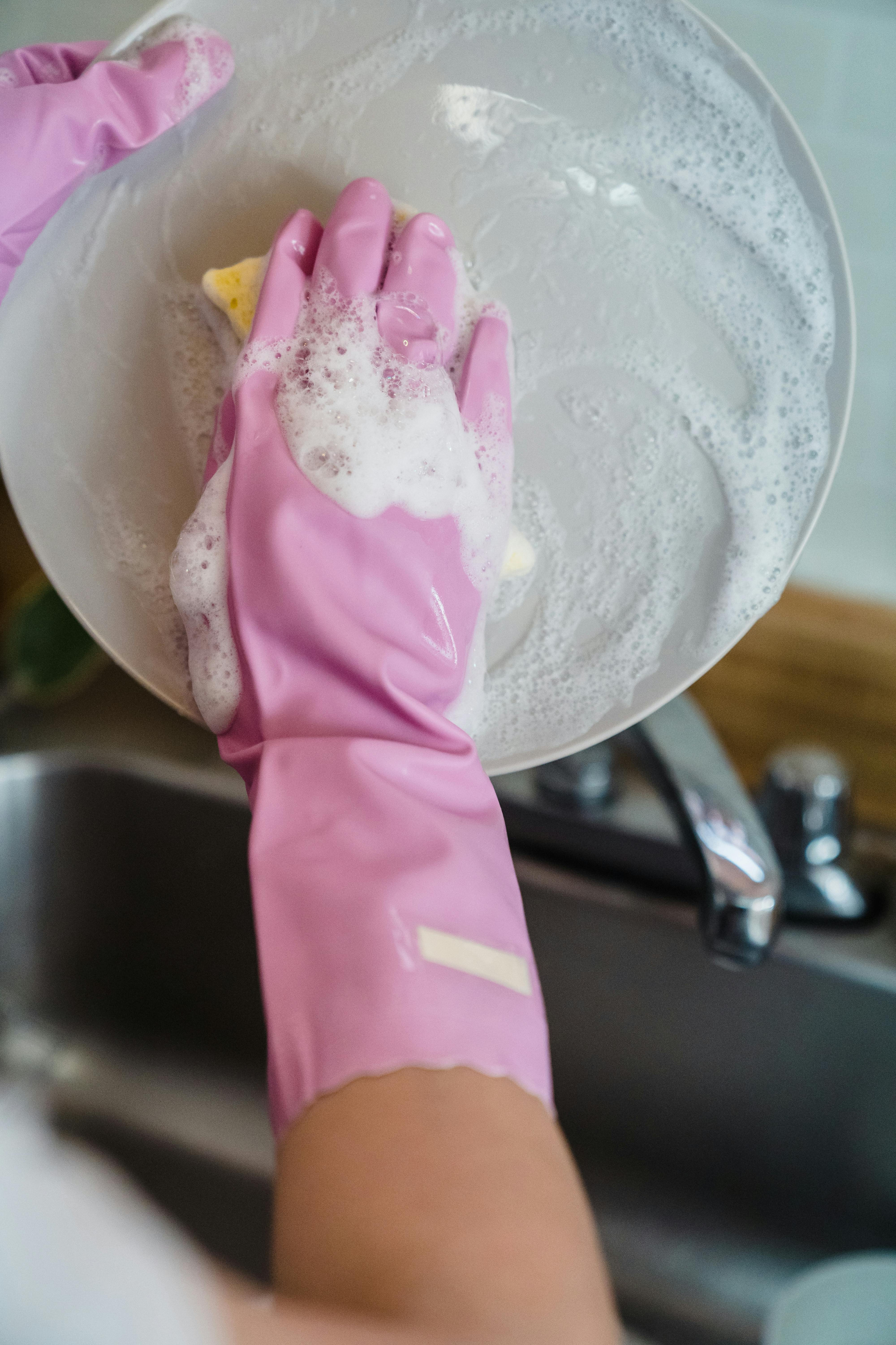 Rửa bát ngay sau bữa ăn. Ảnh minh hoạ từ Pexels