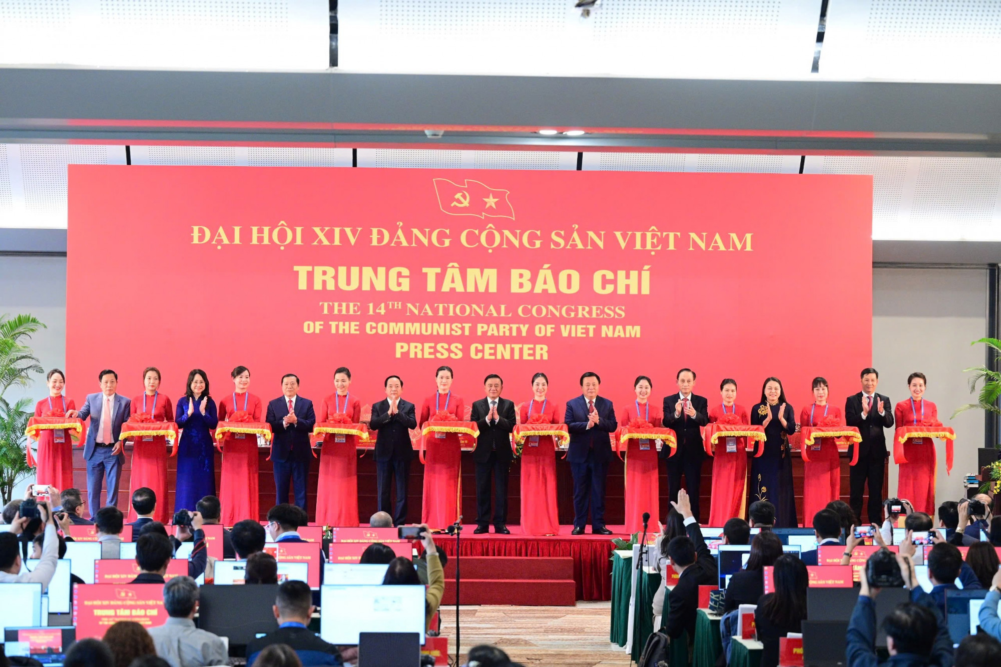 Lãnh đạo Đảng, Nhà nước khai trương Trung tâm báo chí - ảnh: X.T.