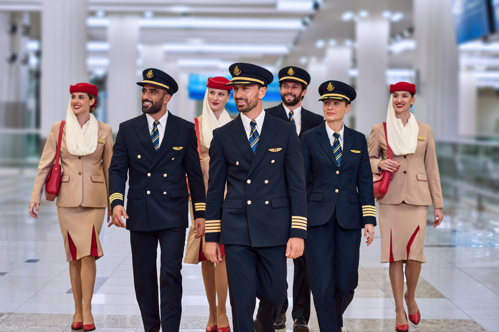 Phi hành đoàn của Emirates - Ảnh: Carter