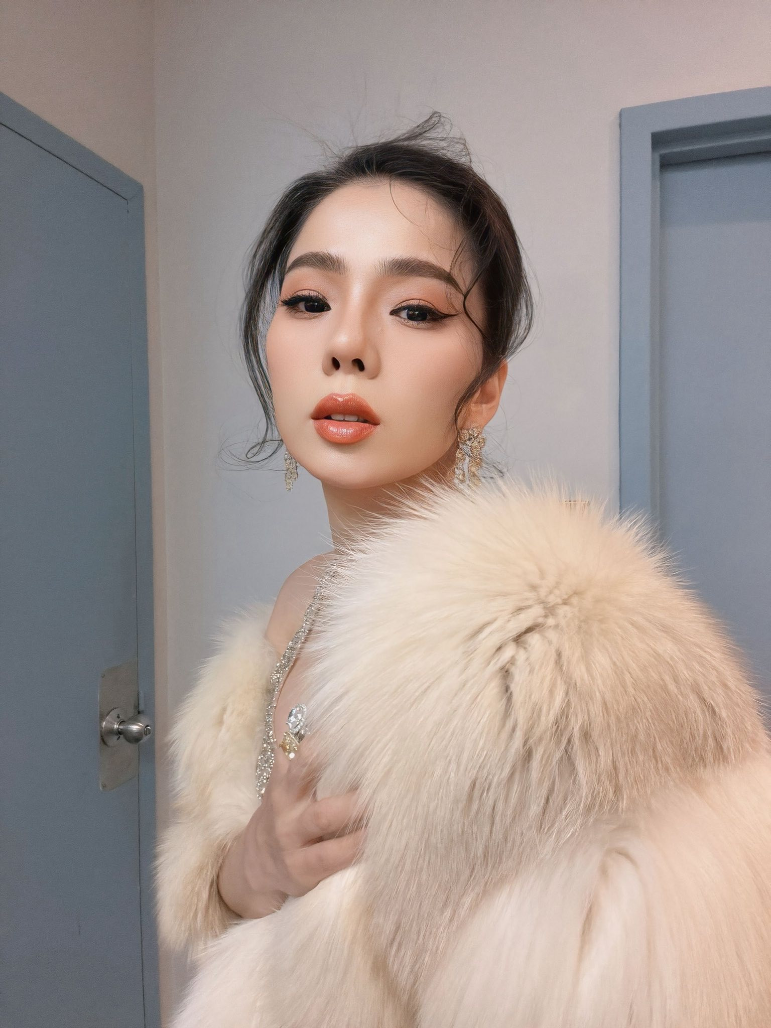 Ca sĩ Lệ Quyên thường xuyên bị dư luận phản ứng về cách đáp trả với fan trên mạng xã hội 