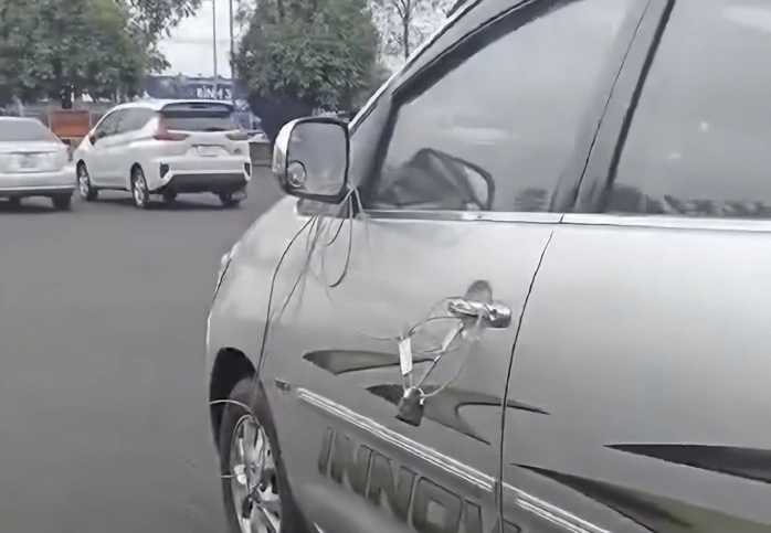 Chiếc xe ô tô bị bảo vệ bệnh viện khóa cửa do đậu không đúng nơi quy định - ảnh: MXH