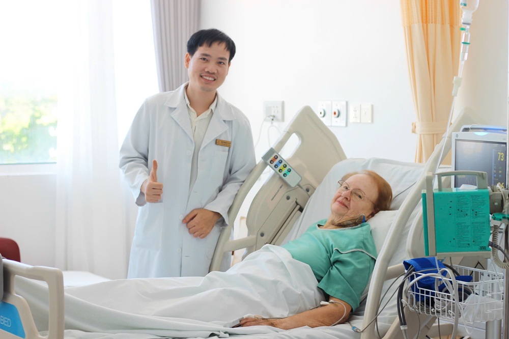 Bác sĩ Mai Xuân Đạt và bệnh nhân người Đức khi đã hồi phục - Ảnh: Vinmec