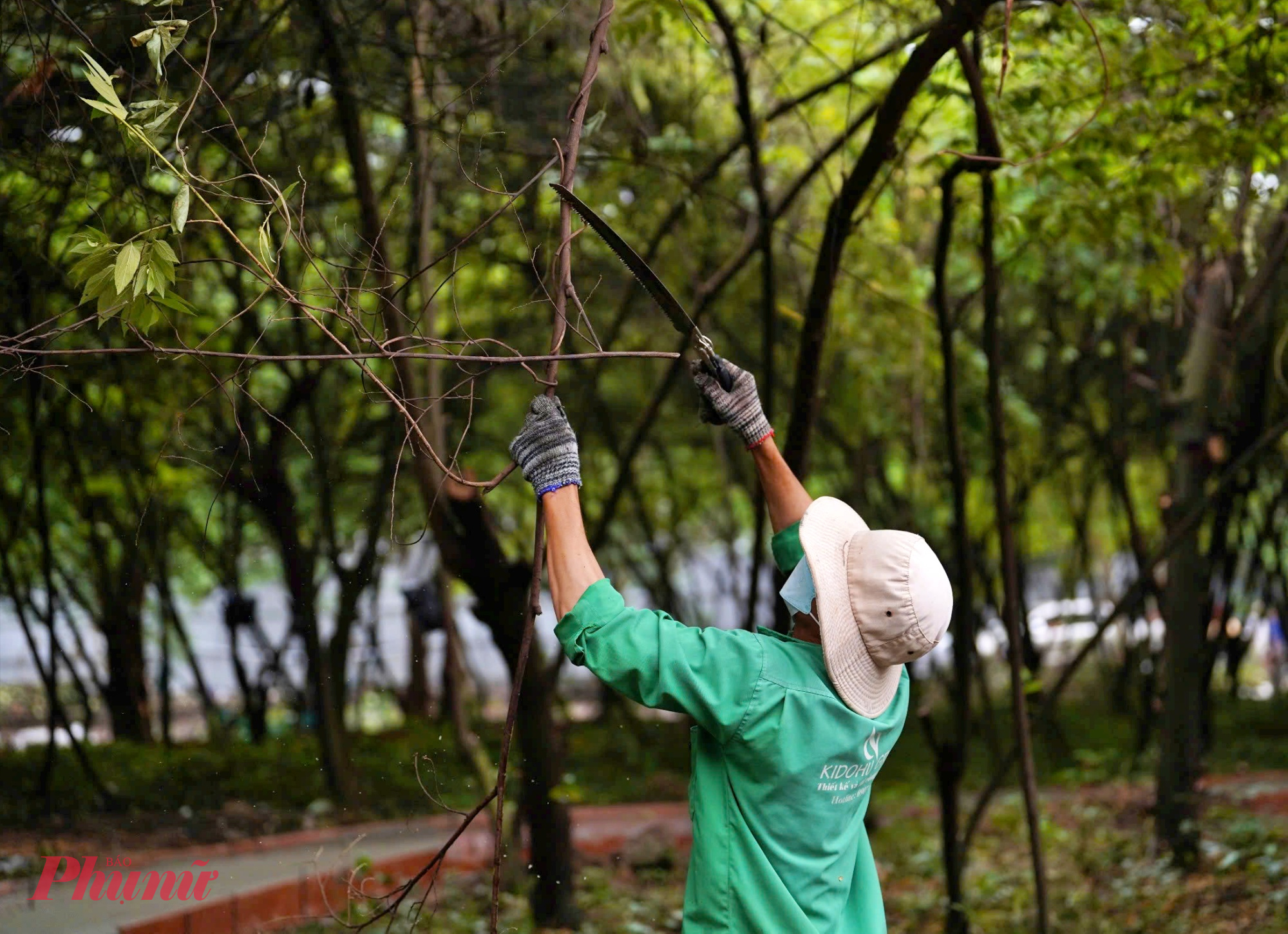 Công nhân phát quang cây cỏ dại mọc trong khu đất. Đơn vị thi công cho biết, đến nay, tổng khối lượng thi công đạt khoảng 40%. Công nhân làm việc theo ca, gần như 24/24h, nhiều hạng mục được thi công xuyên đêm. Trung bình mỗi ngày có gần 100 nhân công làm việc tại công trường; ban đêm duy trì khoảng 40-50 người.