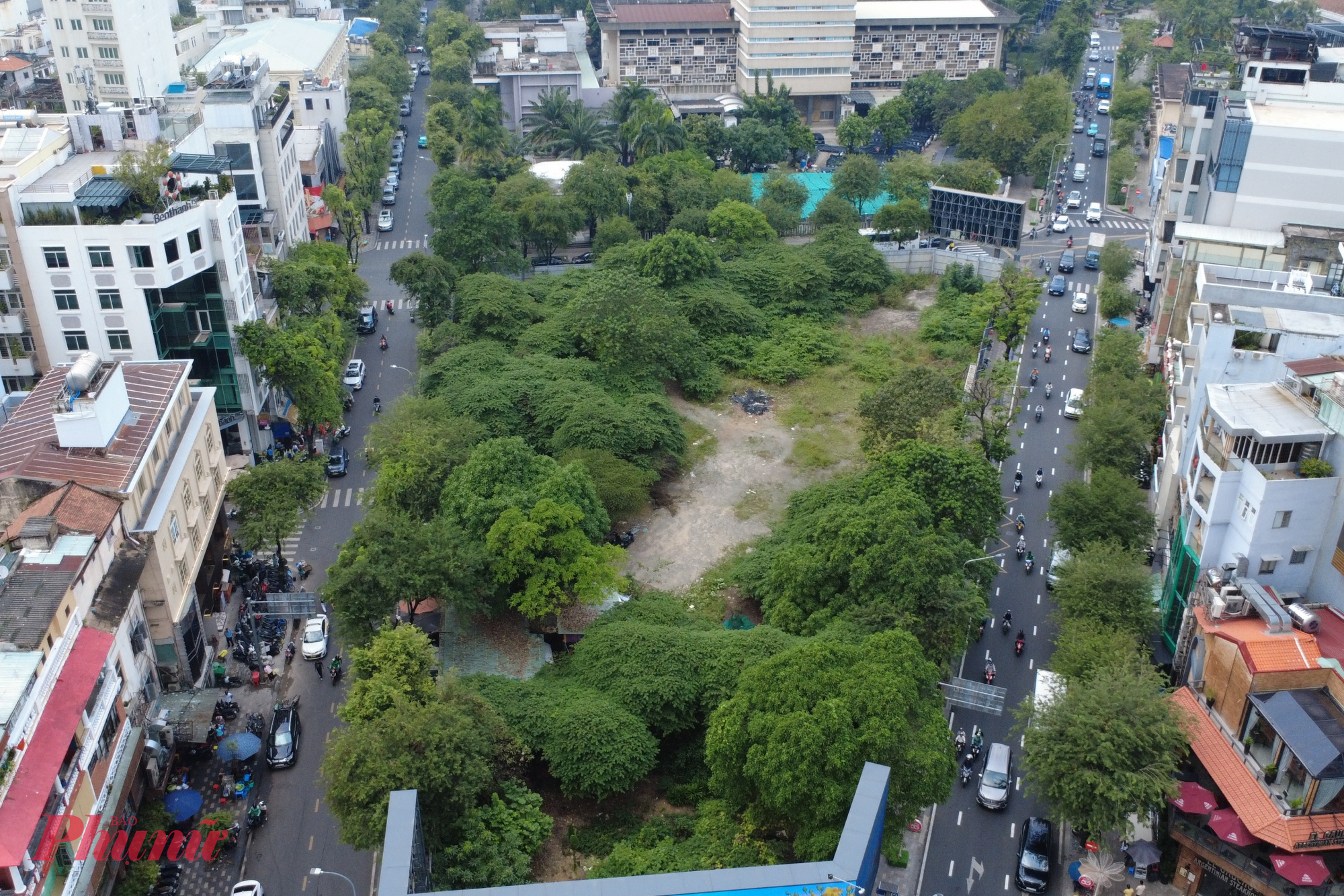 Cách khu đất 135 Nguyễn Huệ chỉ vài trăm mét là một khu tứ giác rộng gần 4.000 m², hiện cũng bị rào kín cả bốn mặt tiền gồm Lê Thánh Tôn, Nam Kỳ Khởi Nghĩa, Nguyễn Trung Trực, Lê Lợi. Bên trong khu đất đang bỏ hoang, cỏ cây mọc um tùm, gây lãng phí quỹ đất và ảnh hưởng mỹ quan đô thị.