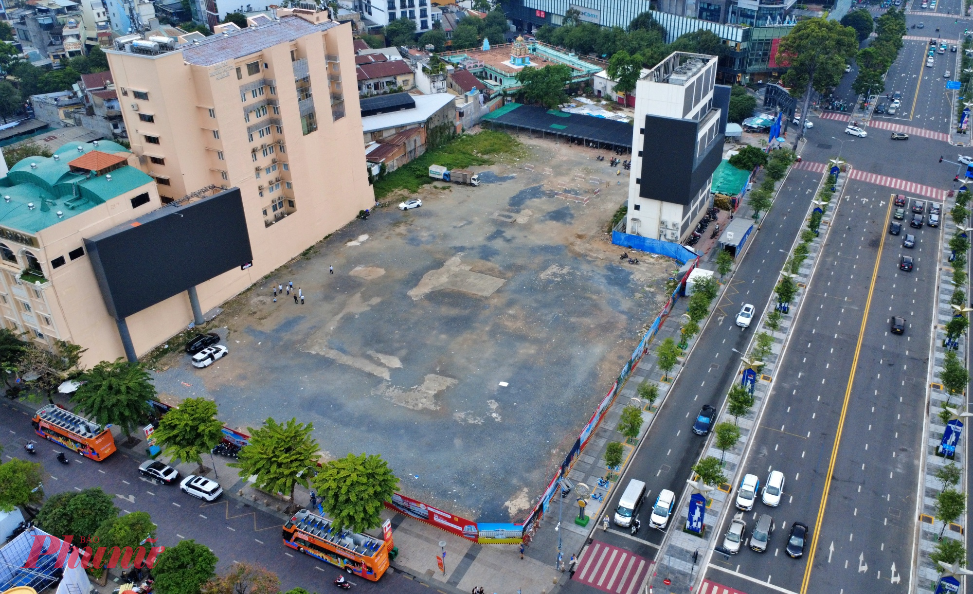 Trong khi đó, khu đất tại số 135 Nguyễn Huệ (phường Sài Gòn) với diện tích khoảng 9.000 m² được xem là một trong những khu “đất vàng” tiêu biểu tại trung tâm TPHCM cũng đang được các đơn vị chức năng khảo sát để chuẩn bị triển khai dự án công viên, vườn hoa Tết. 