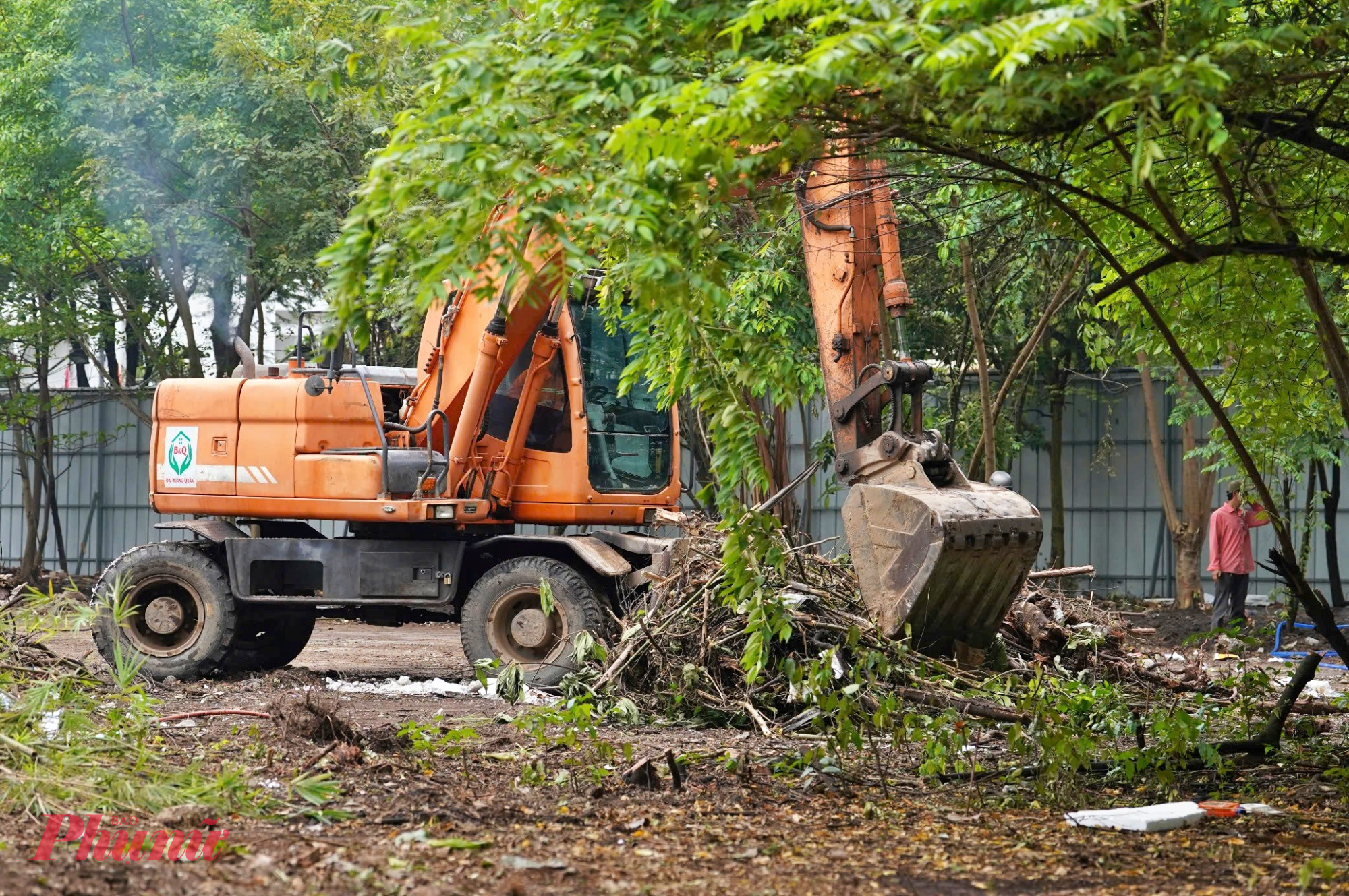 Hiện có hàng chục công nhân cùng máy móc, thiết bị đang tất bật thi công, cải tạo mặt bằng. 