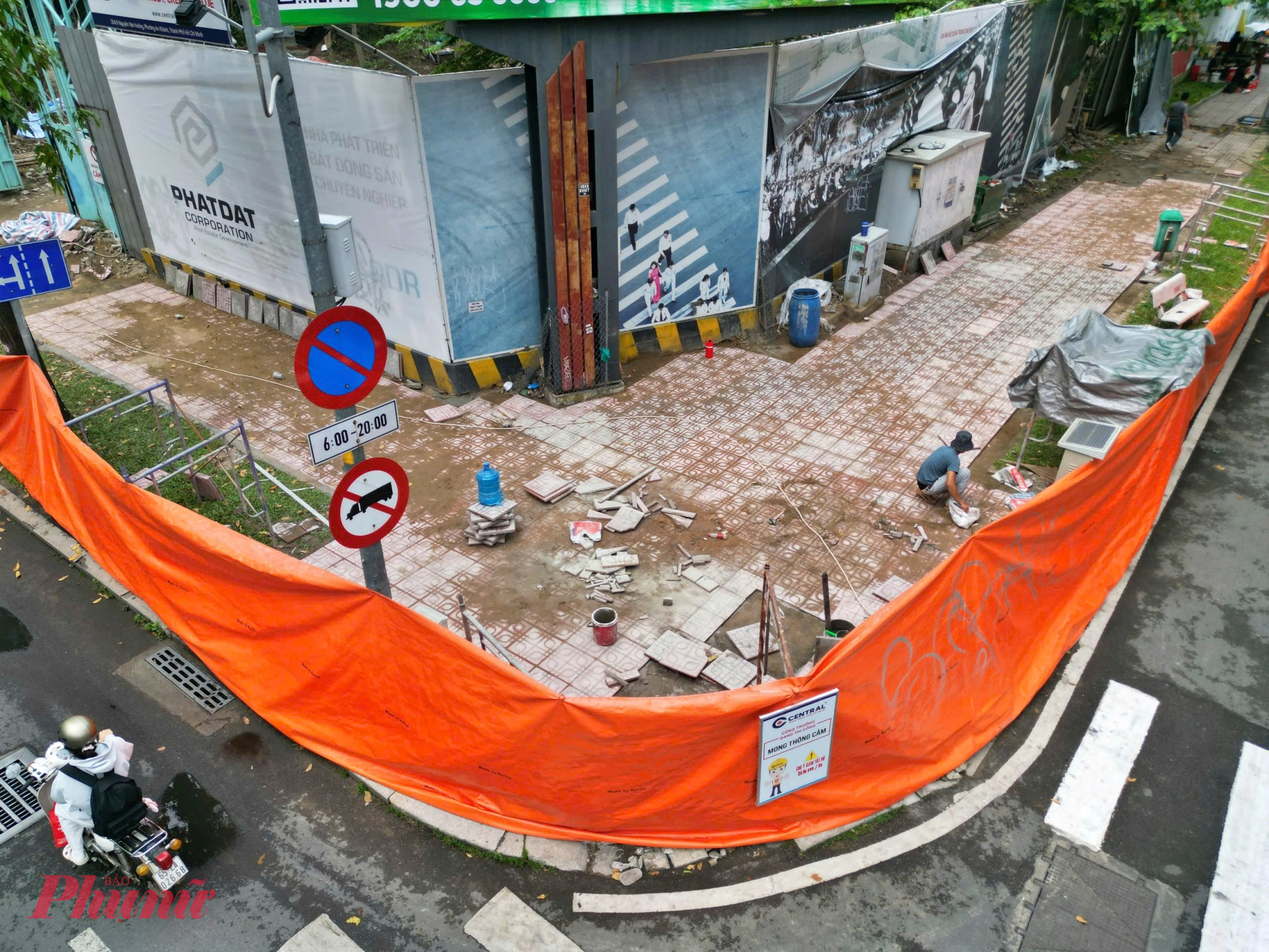 Bên ngoài khu đất, hạng mục lát nền được xác định là phần việc quan trọng, đóng vai trò kết nối toàn bộ mặt bằng chung.