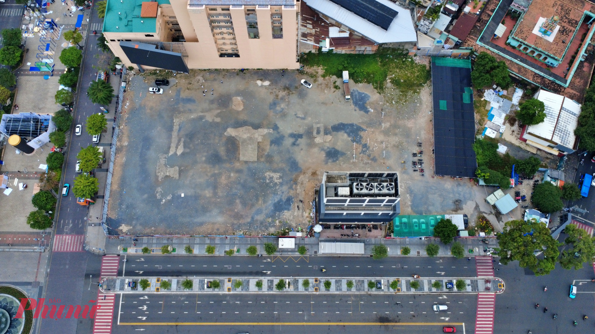 Khu đất nằm giữa ba trục đường Nguyễn Huệ - Lê Lợi – Pasteur hiện vẫn đang bỏ trống. Hiện nay, một phần khu đất được tận dụng làm bãi giữ xe tạm thời. 