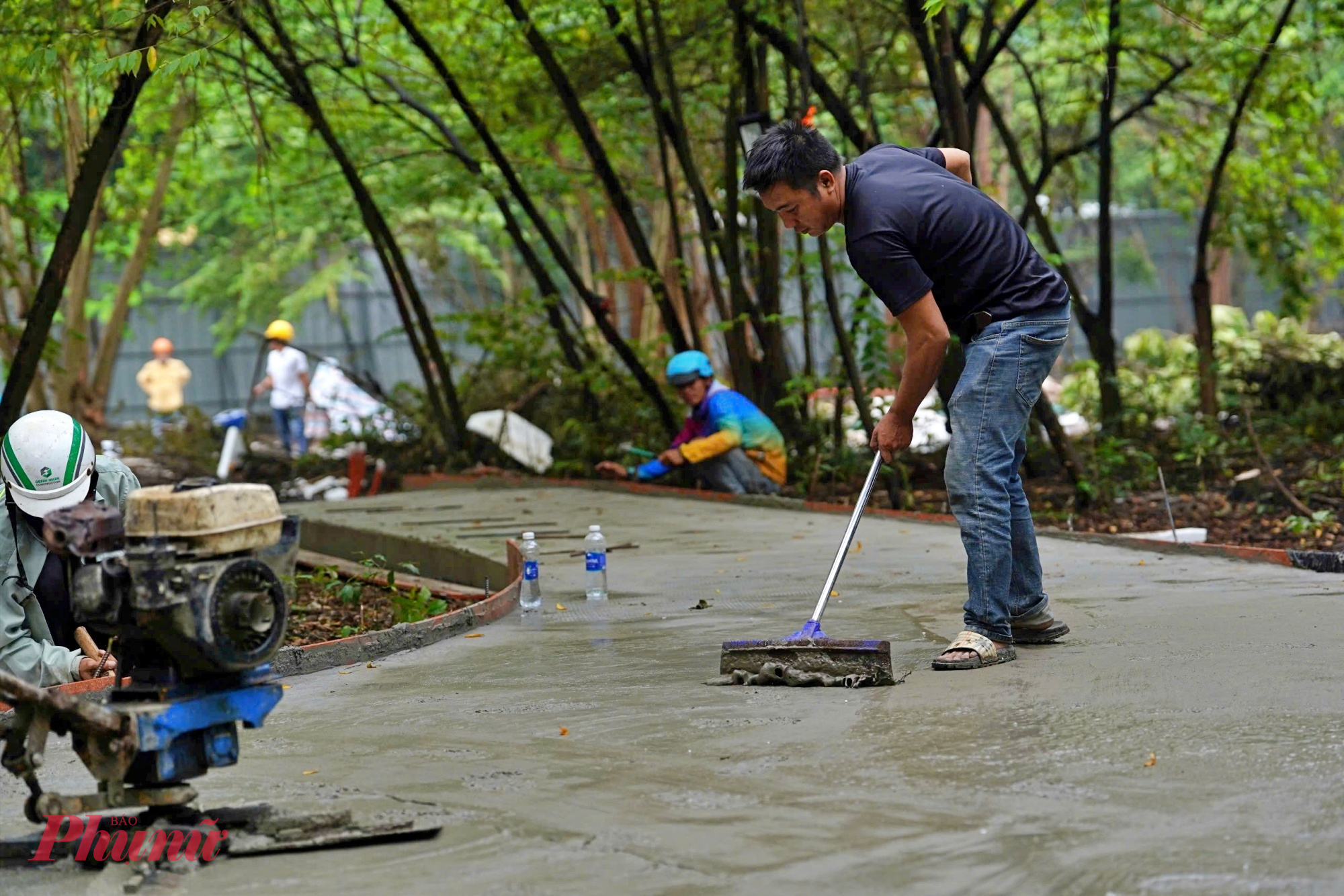 Việc thi công ngày đêm, Với tiến độ hiện tại, công trình sẽ hoàn thành và bàn giao cho địa phương trước Tết.