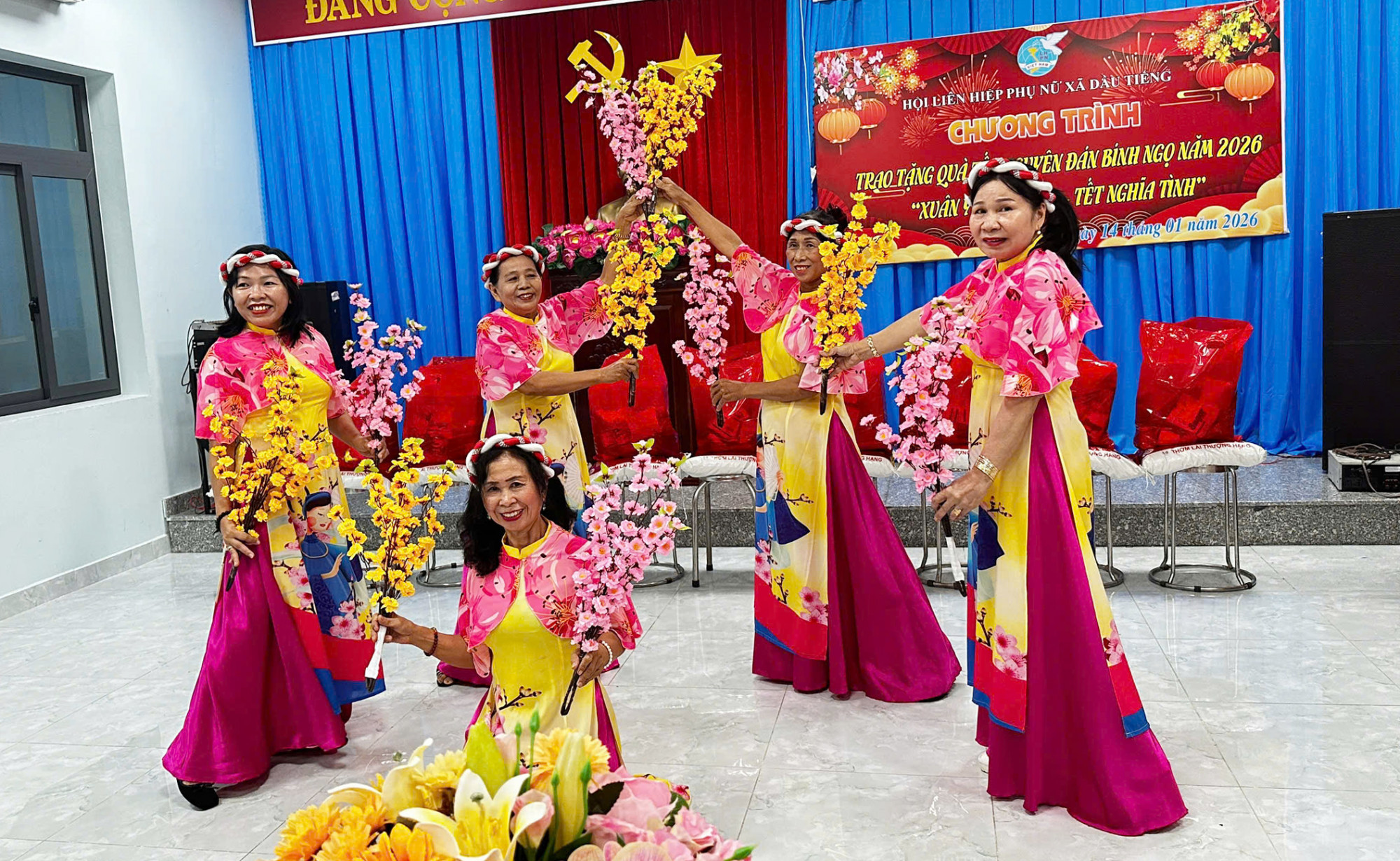 Trong khuôn khổ chương trình, đại biểu, hội viên phụ nữ giao lưu dân vũ, thưởng thức các tiết mục văn nghệ do các hội viên, phụ nữ tại các Chi hội ấp biểu diễn.  