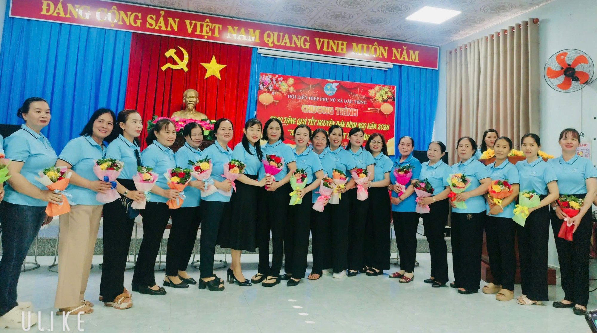 Các dì, chị tham gia 