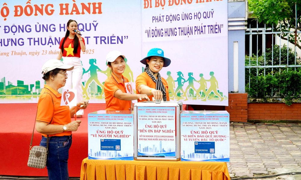 Người dân cùng các đơn vị tham gia đóng góp trong chương trình đi bộ đồng hành ủng hộ quỹ “Vì Đông Hưng Thuận phát triển” để có kinh phí thực hiện các hoạt động an sinh xã hội dịp tết Bính Ngọ 2026 ẢNH: THIÊN ÂN