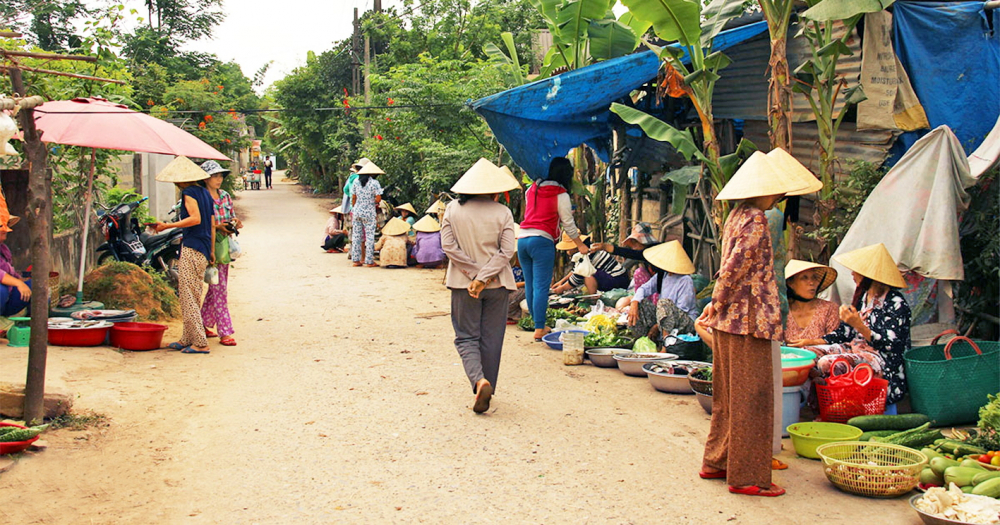 Tác giả từng theo mẹ đi mua trang sức được bày bán trong những góc chợ quê như thế này để đeo vào dịp tết. Thế nhưng, hình ảnh ấy giờ đây chỉ còn trong ký ức - Nguồn ảnh: Internet