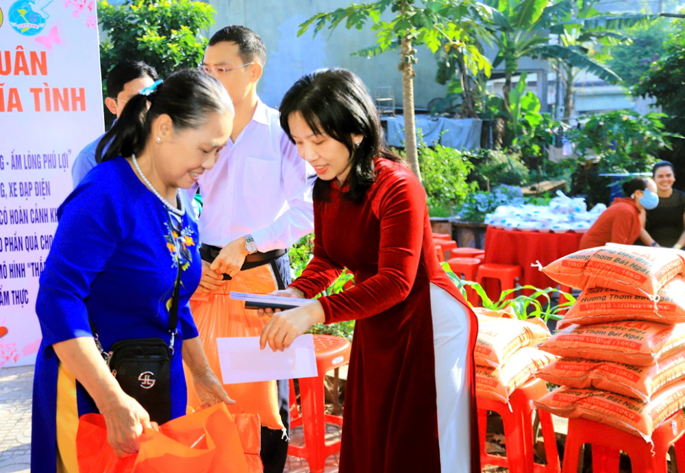 Bà Huỳnh Thị Thúy Phương (bên phải) - Phó chủ tịch Hội LHPN TPHCM - trao quà đến các hộ gia đình khó khăn tại chương trình “Ngày hội văn minh - Xuân nghĩa tình” do Hội LHPN phường Phú Lợi tổ chức - ẢNH: THIÊN ÂN
