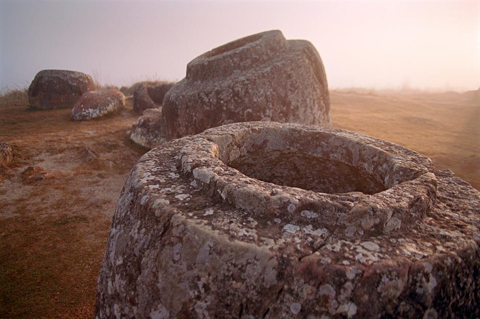 Cánh đồng Chum (Xieng Khouang, Lào) - Bí ẩn khảo cổ sát biên giới: Chỉ cách Việt Nam một chuyến bay ngắn hoặc hành trình đường bộ, Cánh đồng Chum sở hữu hơn 2.100 chiếc chum đá khổng lồ nằm rải rác trên cao nguyên Xieng Khouang. Truyền thuyết kể rằng đây là chén rượu của những người khổng lồ, nhưng các nhà khảo cổ tin rằng chúng liên quan đến nghi lễ tang lễ thời kỳ đồ sắt. Vẻ đẹp u tịch, cổ kính nơi đây sẽ là điểm đến lôi cuốn cho những ai yêu thích tìm hiểu lịch sử và văn hóa.