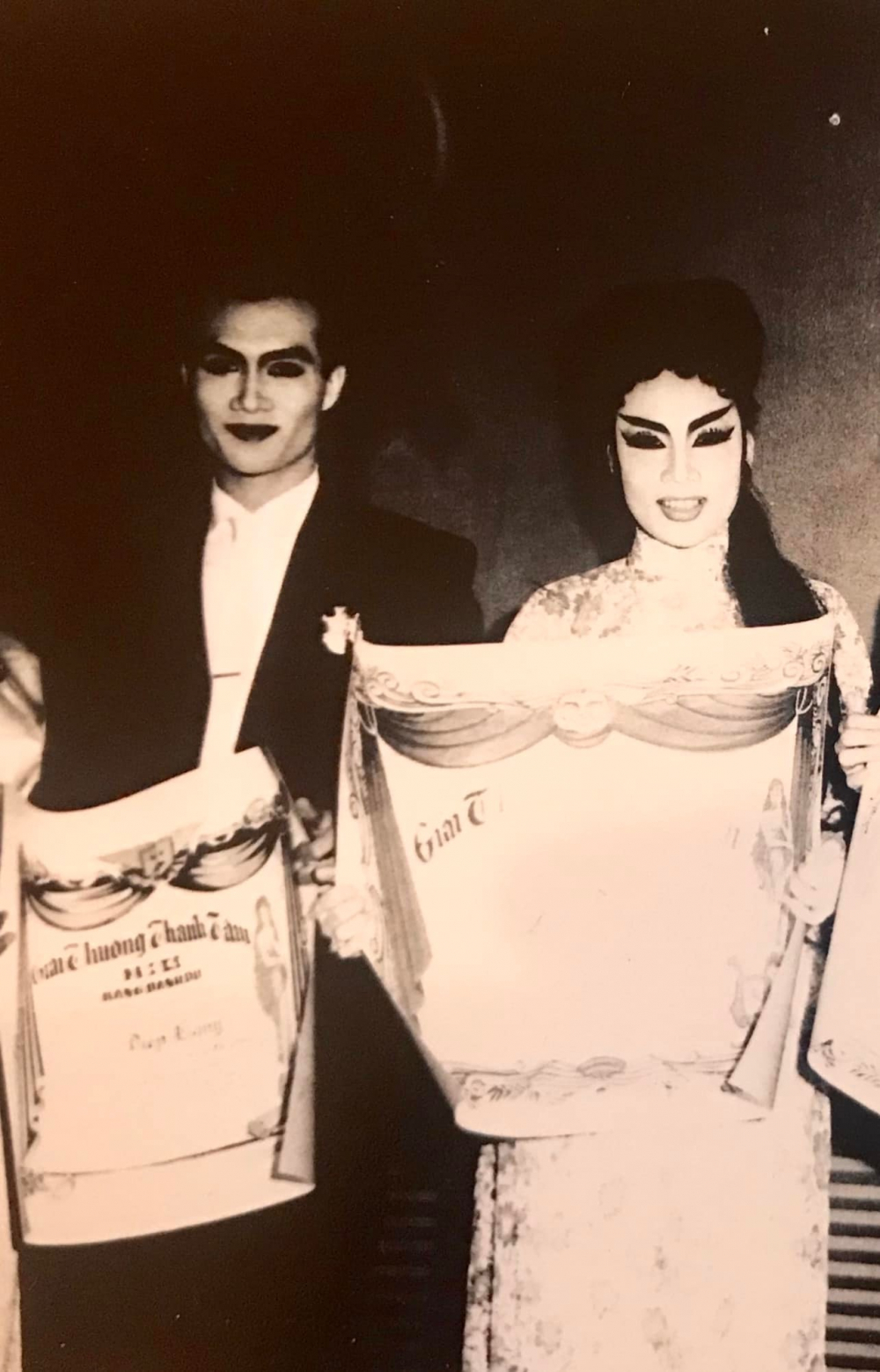 Lệ Thủy và Thanh Sang nhận giải Thanh Tâm cho nghệ sĩ triển vọng vào năm 1964.