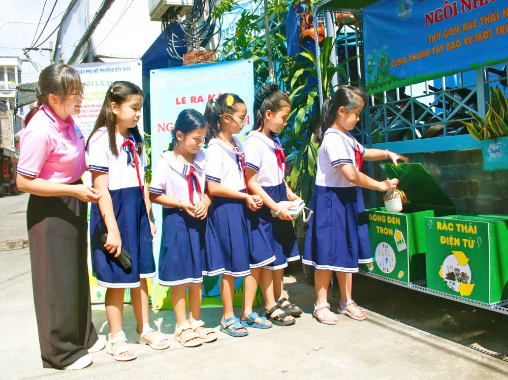 Các em học sinh Trường tiểu học Lạc Long Quân đem rác thải nguy hại đến phân loại tại Ngôi nhà xanh (947/12 Lạc Long Quân, phường Bảy Hiền, TPHCM) - ẢNH: NGỌC TRĂM