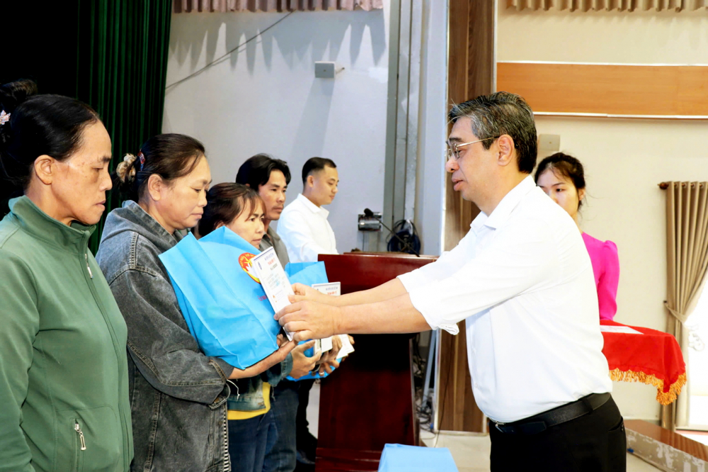 Ông Nguyễn Phước Lộc - Phó bí thư Thành ủy, Chủ tịch Ủy ban MTTQ Việt Nam TPHCM - trao thẻ bảo hiểm y tế và quà tết đến người dân xã Hồ Tràm Ảnh do Ủy ban MTTQ Việt Nam TPHCM cung cấp