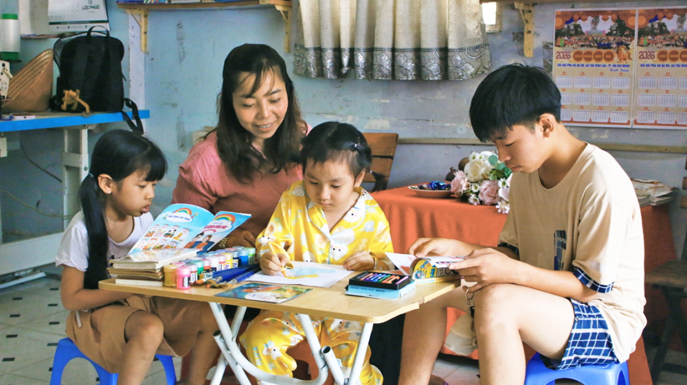 Chị Quỳ dạy các em nhỏ vẽ tranh