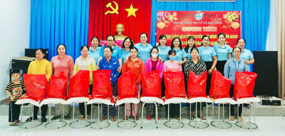 Hội LHPN xã Dầu Tiếng tặng quà tết cho phụ nữ khó khăn trong chương trình “Xuân yêu thương - tết nghĩa tình” - ẢNH: THIÊN ÂN