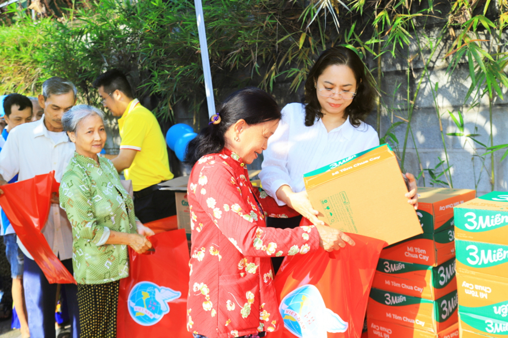 Người dân có hoàn cảnh khó khăn nhận quà trong chương trình “Ngày hội văn minh - xuân nghĩa tình” do chính quyền và các đoàn thể phường Phú Lợi tổ chức - Ảnh do Hội LHPN phường Phú Lợi cung cấp