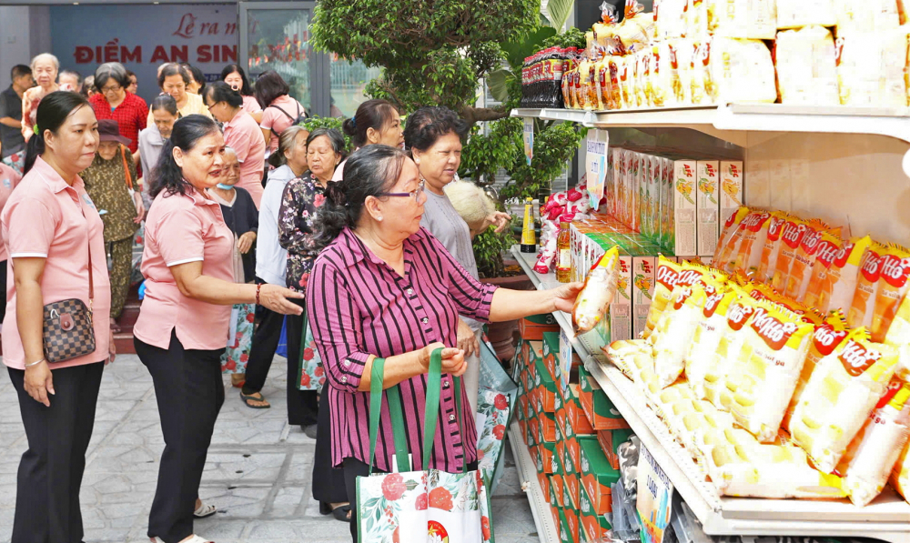 Người dân tham quan, mua sắm tại “gian hàng 0 đồng” của điểm an sinh xã hội phường Phú Nhuận - Ảnh: Thiên Ân