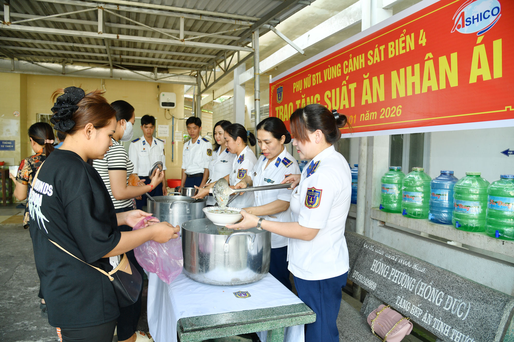 Phụ nữ Bộ Tư lệnh Vùng Cảnh sát biển 4 phát cháo cho bệnh nhân nghèo tại Phú Quốc - Ảnh CSB cung cấp