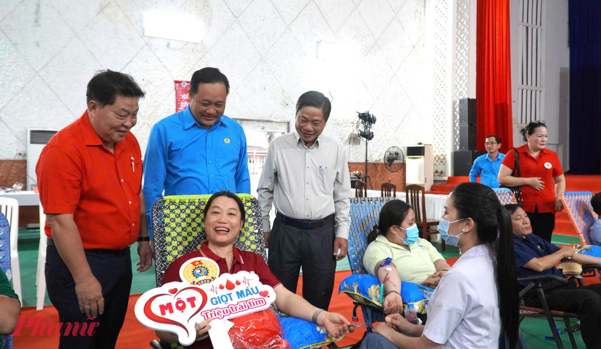 Nhiều chị em phụ nữ tham gia hiến máu nhân đạo tại lễ hội Xuân Hồng tỉnh An Giang - Ảnh Phú Hữu