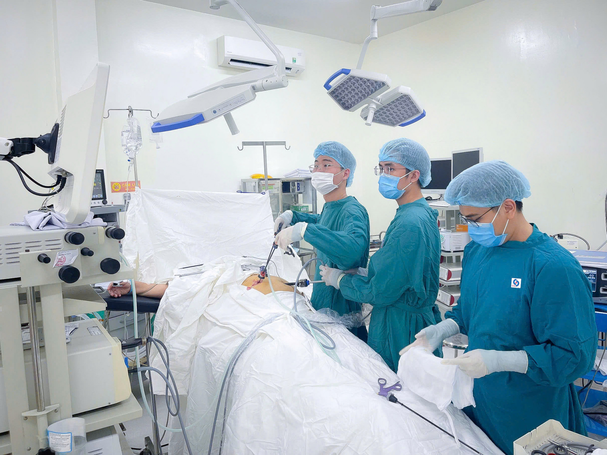 Bác sĩ phẫu thuật nội soi cho bà H., ảnh BVCC