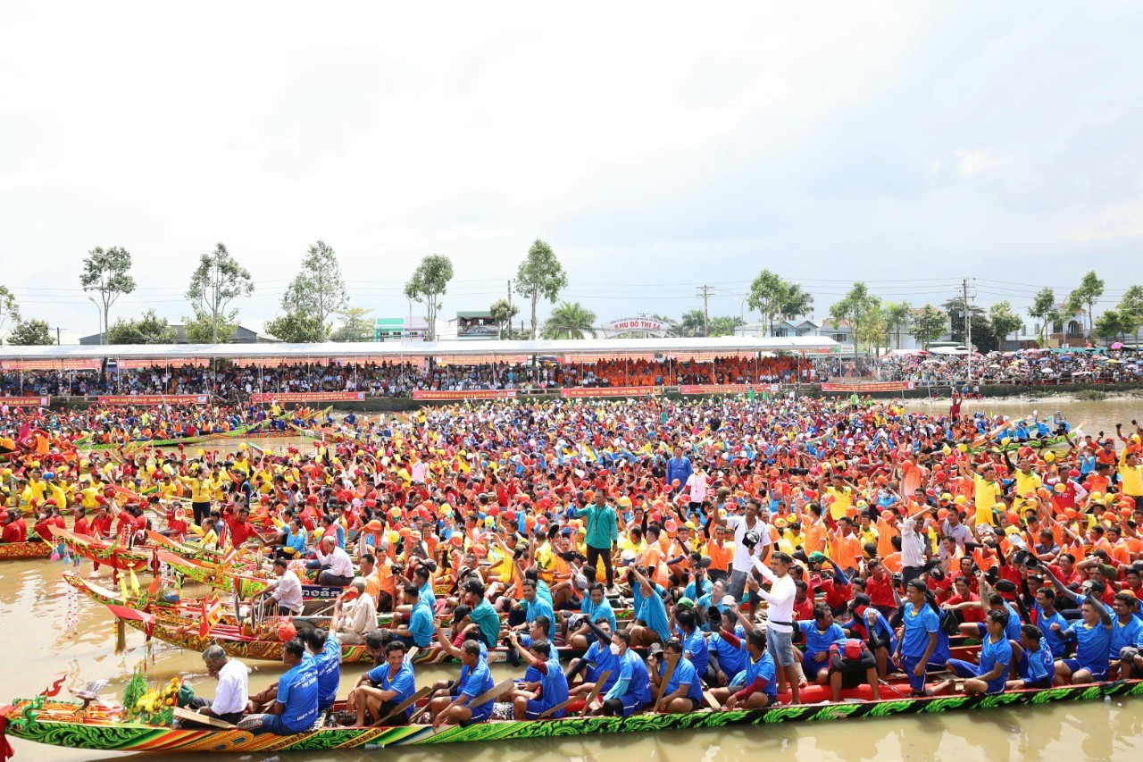Lễ hội đua ghe ngo TP Cần Thơ năm 2025, thu hút rất đông du khách đến xem, cổ vũ... Ảnh: CTV
