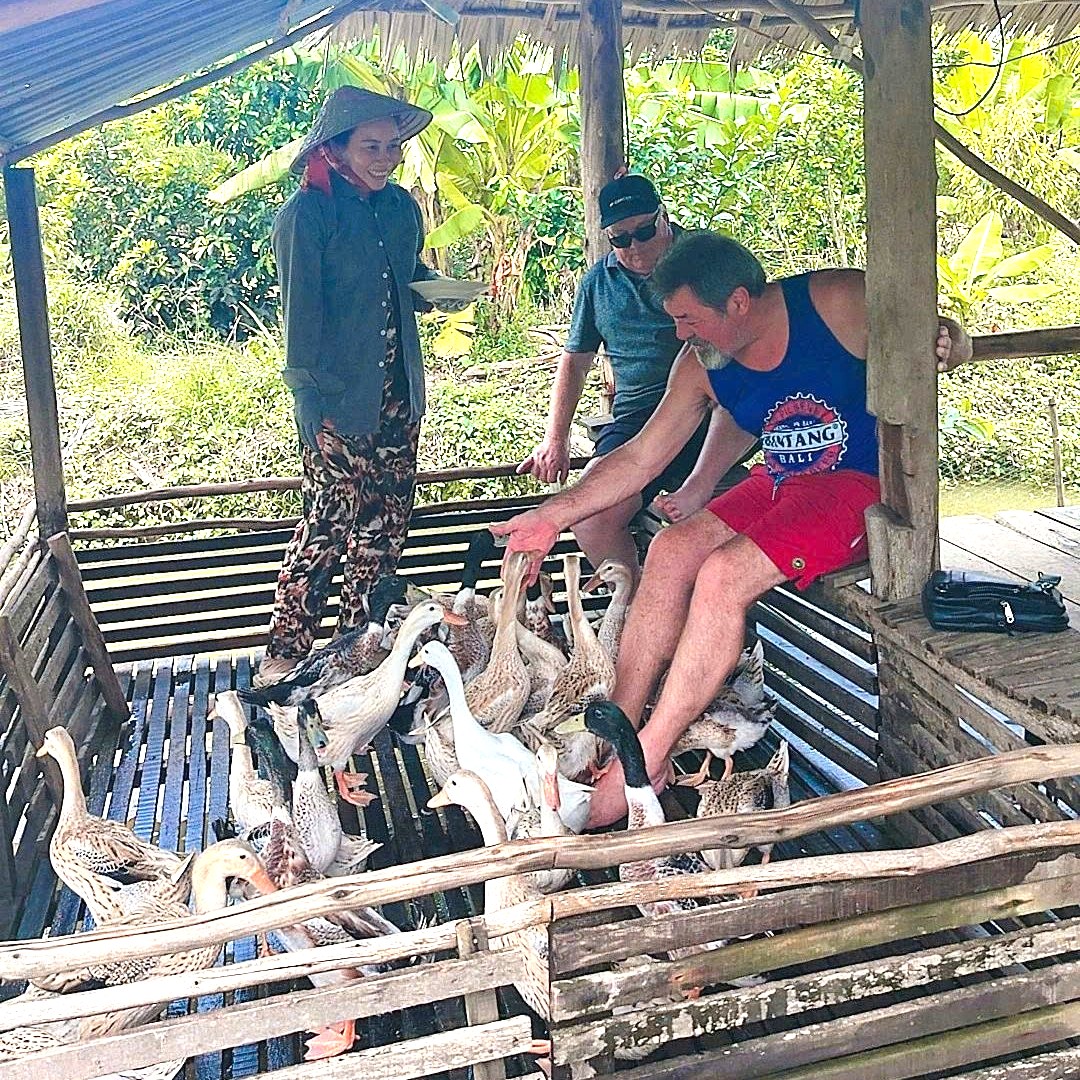 Du khách thích thú với mô hình massage vịt ở Cồn Sơn, TP Cần Thơ... Ảnh: CTV