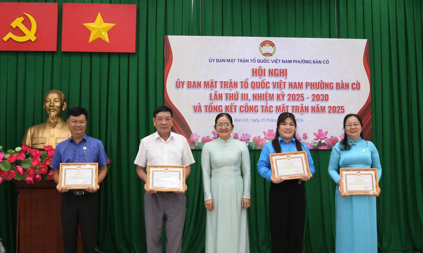 Bà Trần Thị Hường - Phó bí thư thường trực Đảng ủy phường - Bà Trần Thị Hường – Phó Bí thư Thường trực Đảng ủy phường trao khen thưởng cho các tập thể có thành tích xuất sắc trong hoạt động MTTQ năm 2025.khen thưởng cho các tập thể, cá nhân. Tại chương trình đã có 3 tập thể, 1 cá nhân nhận Bằng khen của MTTQ thành phố và 29 tập thể được tặng Giấy khen của MTTQ phường Bàn Cờ