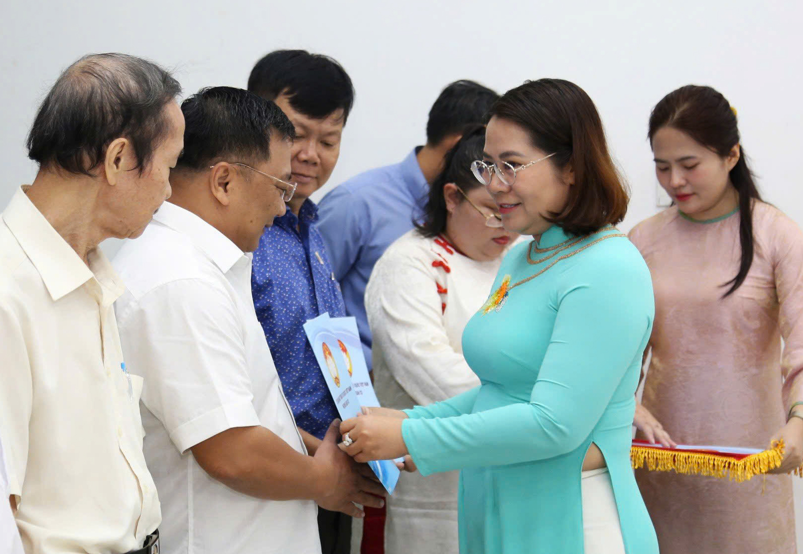 Bà Đoàn Thị Cẩm Tú - Chủ tịch Ủy ban MTTQ Việt Nam phường Bàn Cờ - trao quyết định thành lập và ra mắt các tổ tư vấnCác Tổ tư vấn của Uỷ ban MTTQ Việt Nam phường Bàn Cờ khoá I, nhiệm kỳ 2025 - 2030 