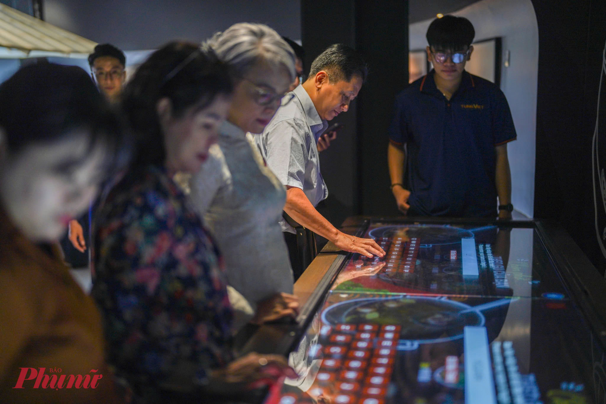 Một điểm nhấn khác của bảo tàng là du khách tiếp tục hành trình tham quan tại không gian trưng bày, nơi có thể tương tác trực tiếp thông qua các màn hình cảm ứng, tìm hiểu chi tiết các công đoạn làm phở truyền thống.