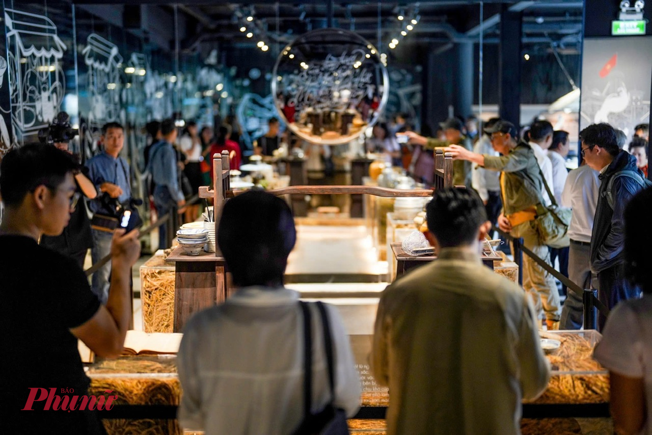 Bảo tàng Phở có diện tích khoảng 800m², tọa lạc trên đường Nguyễn Thái Học (phường Bến Thành), ngay cạnh công viên 23/9 – khu vực sôi động, tập trung đông du khách nước ngoài. Không gian được thiết kế như một tour trải nghiệm khép kín, kéo dài từ 60 đến 75 phút, đưa người xem đi qua nhiều lớp ký ức và câu chuyện gắn với hành trình hơn 100 năm của món phở Việt.