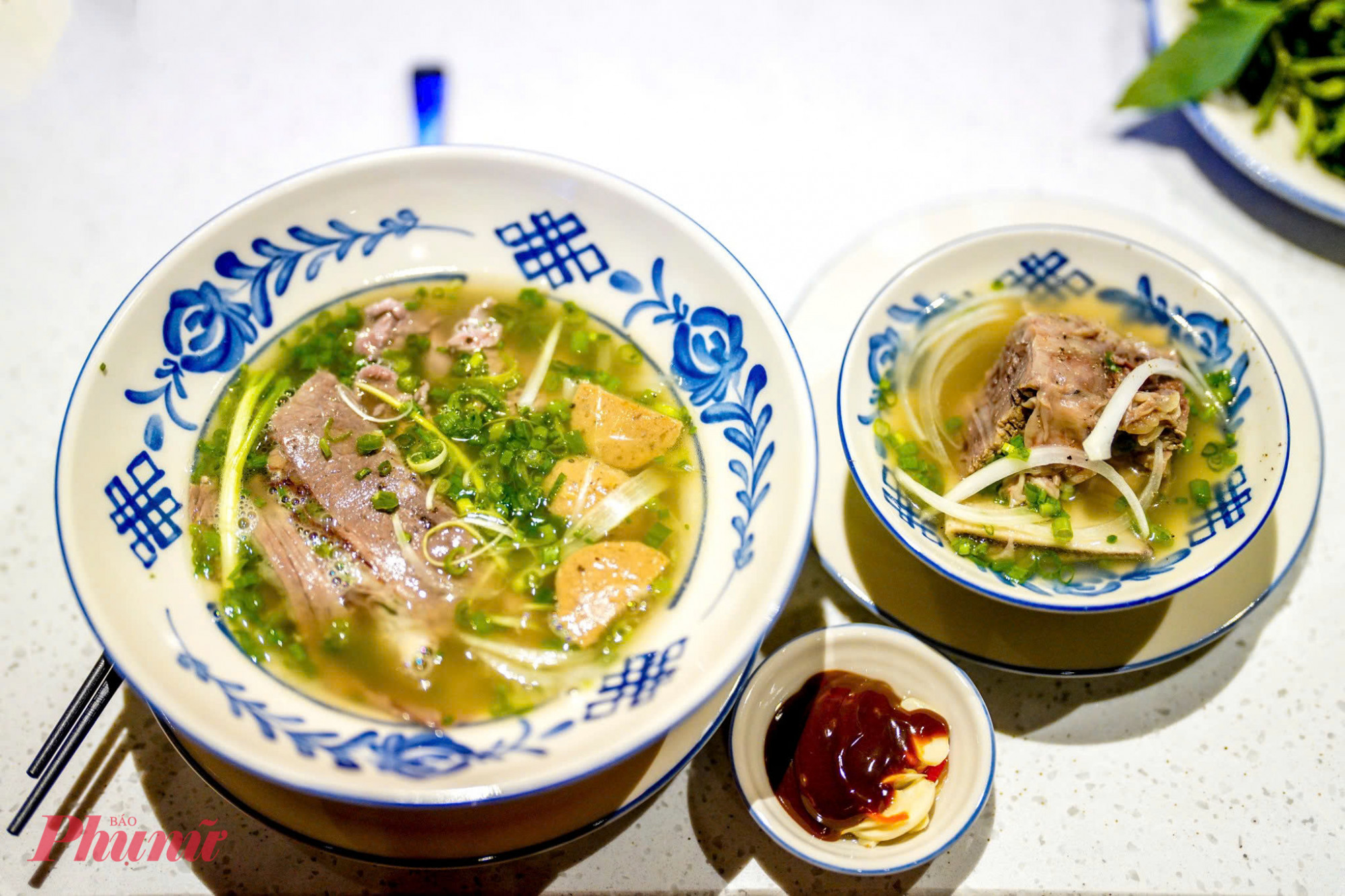 Khép lại hành trình tham quan là trải nghiệm thưởng thức tô phở đặc biệt của bảo tàng. Theo giới thiệu, nước dùng là sự kết hợp tinh hoa phở ba miền, được tinh chỉnh theo khẩu vị Nam Bộ, có vị thanh, dễ ăn. Bánh phở được lấy từ lò Nguyễn Bính – một trong những lò làm bánh phở lâu đời tại TP.HCM. Đáng chú ý, thịt bò được nuôi riêng theo công nghệ Nhật Bản tại Ba Vì nhằm đảm bảo độ mềm và chất lượng.