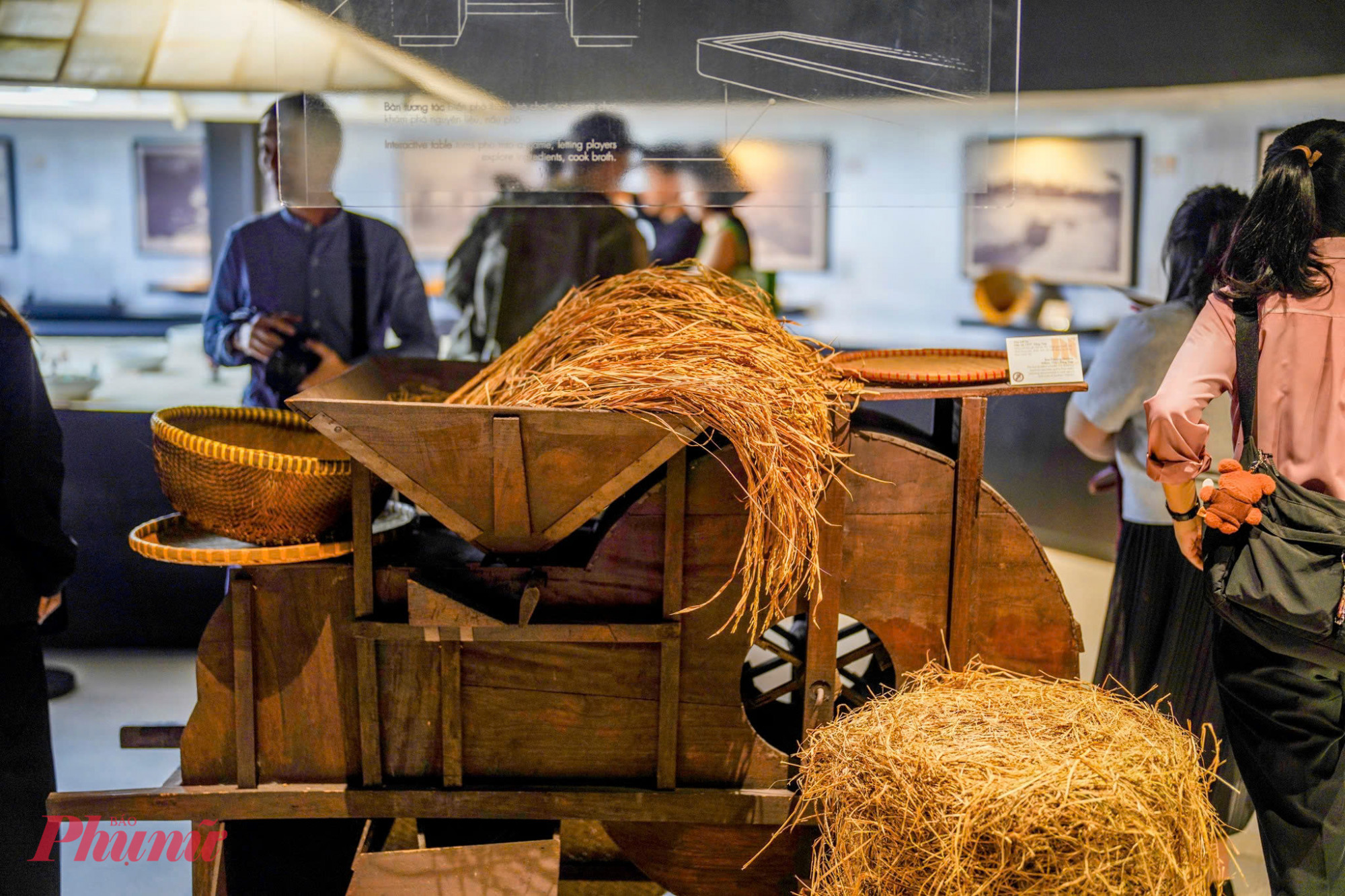 Các bối cảnh trải nghiệm được thay đổi định kỳ từ 2–3 tháng/lần nhằm tạo sự mới mẻ. Không gian mở đầu là mô hình lúa nước, giới thiệu hạt gạo – nguyên liệu nền tảng làm nên bánh phở.