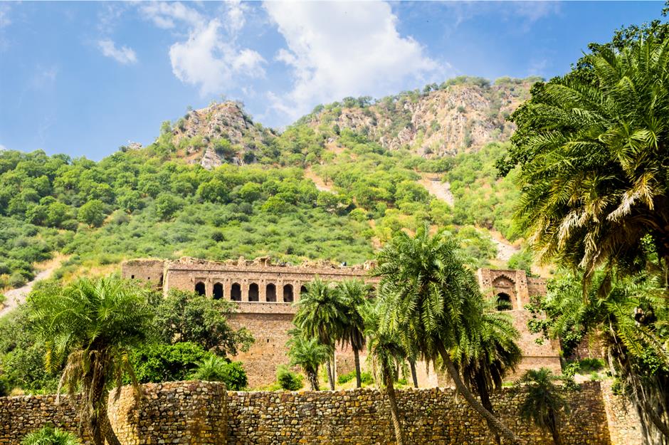 Pháo đài Bhangarh (Rajasthan, Ấn Độ) - Vẻ đẹp ma mị từ một lời nguyền cổ: Pháo đài Bhangarh thế kỷ 17 được mệnh danh là nơi ma ám nhất Ấn Độ. Sức hút của nơi này đến từ vẻ đẹp cổ kính, hoang tàn nhưng đầy kiêu kỳ, gắn liền với truyền thuyết về lời nguyền của một pháp sư bị công chúa từ chối tình cảm. Trước khi qua đời, tên pháp sư đã buông lời nguyền khiến pháo đài trở nên u ám và đáng sợ đến mức chính quyền địa phương phải đặt biển cấm du khách vào sau khi mặt trời lặn. Nếu có dịp ghé thăm vùng Rajasthan, hãy đến đây vào ban ngày để chiêm ngưỡng kiến trúc kiệt tác và cảm nhận không gian trầm mặc, kỳ bí vốn là đặc sản của vùng đất này.