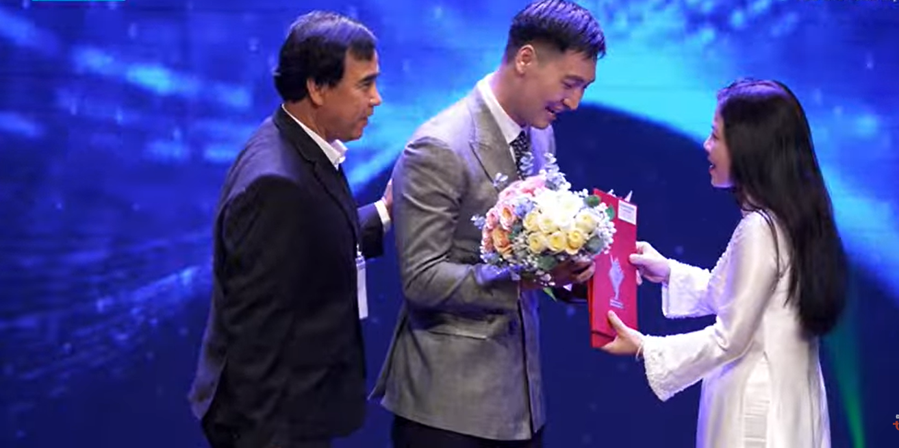 Mạnh Trường (giữa) nhận giải Nam chính truyền hình xuất sắc với phim Không thời gian