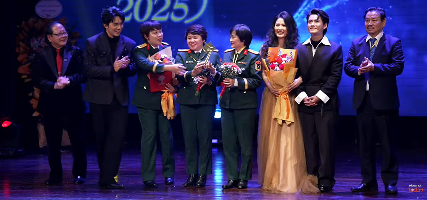 Ê kíp phim Mưa đỏ lên nhận giải Cánh diều vàng Phim truyện điện ảnh xuất sắc 