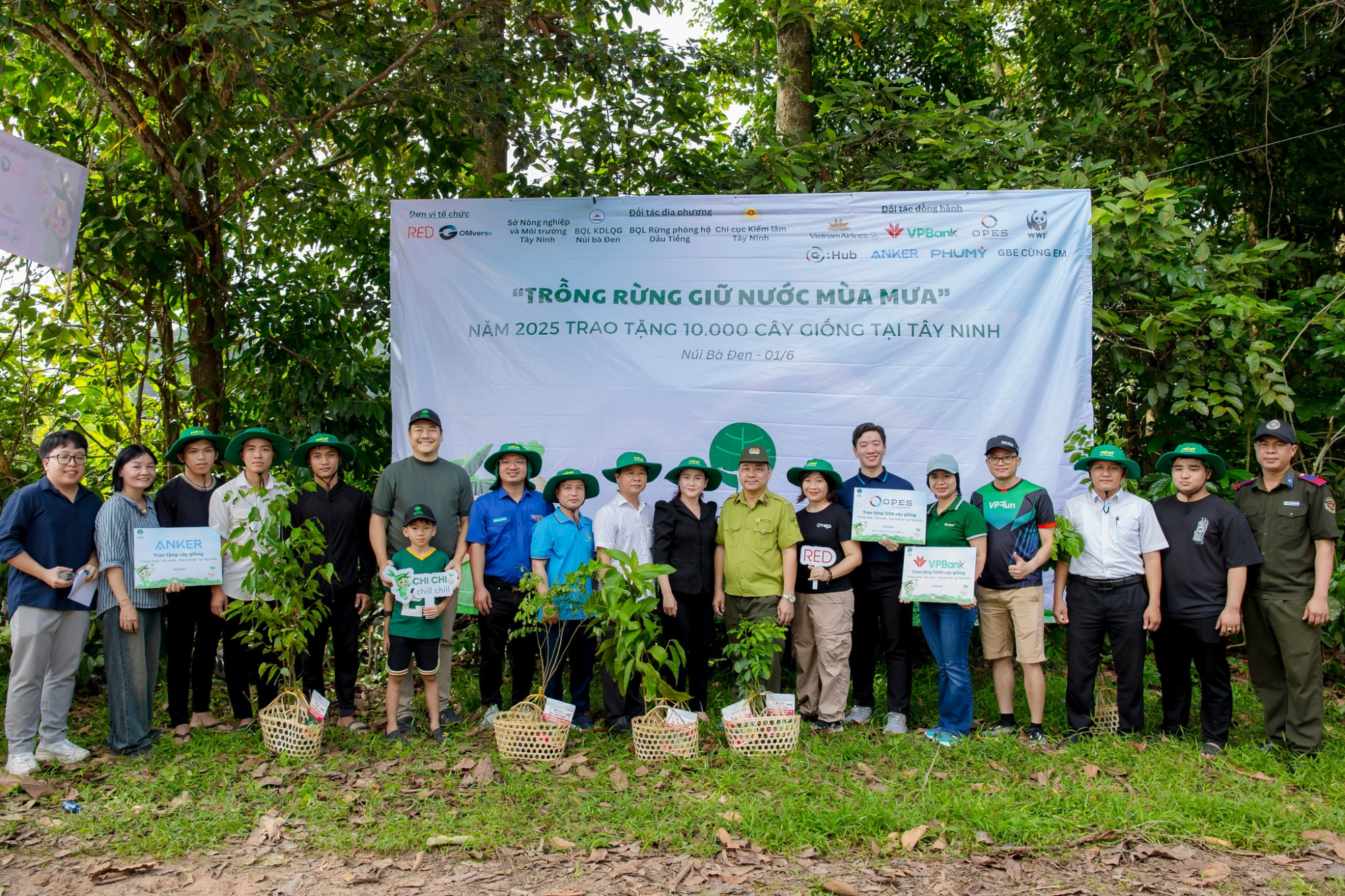 Lễ trao tặng 10.000 cây giống trong Chương trình Trồng rừng giữ nước mùa mưa năm 2025 tại Tây Ninh. Ảnh: RED