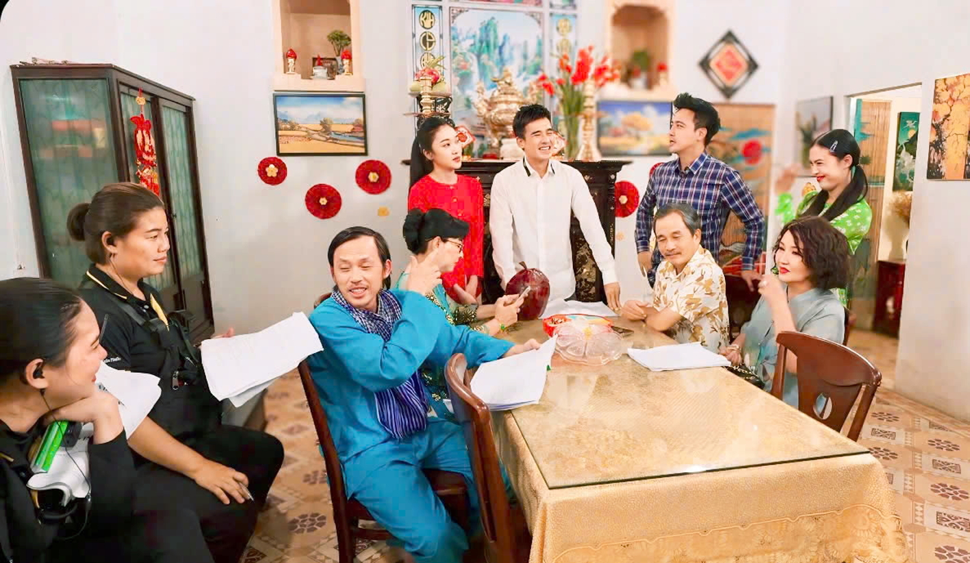 Nghệ sĩ ưu tú Hoài Linh (giữa) góp mặt trong phim tết Nàng dâu miệt vườn - Ảnh do đoàn phim cung cấp