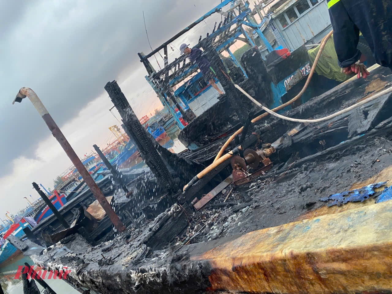 Vụ hoả hoạn đã thiêu rụi 4 tàu cá của ngư dân.