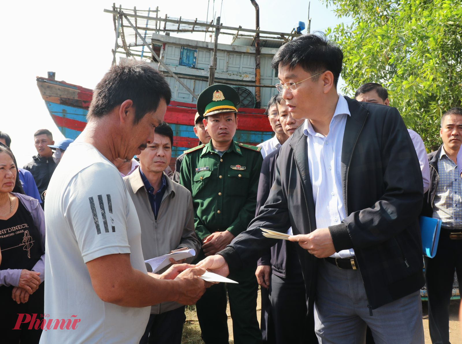 Ông Đỗ Tâm Hiển - Phó chủ tịch UBND tỉnh Quảng Ngãi - kiểm tra tình hình và thăm hỏi bà con ngư dân.