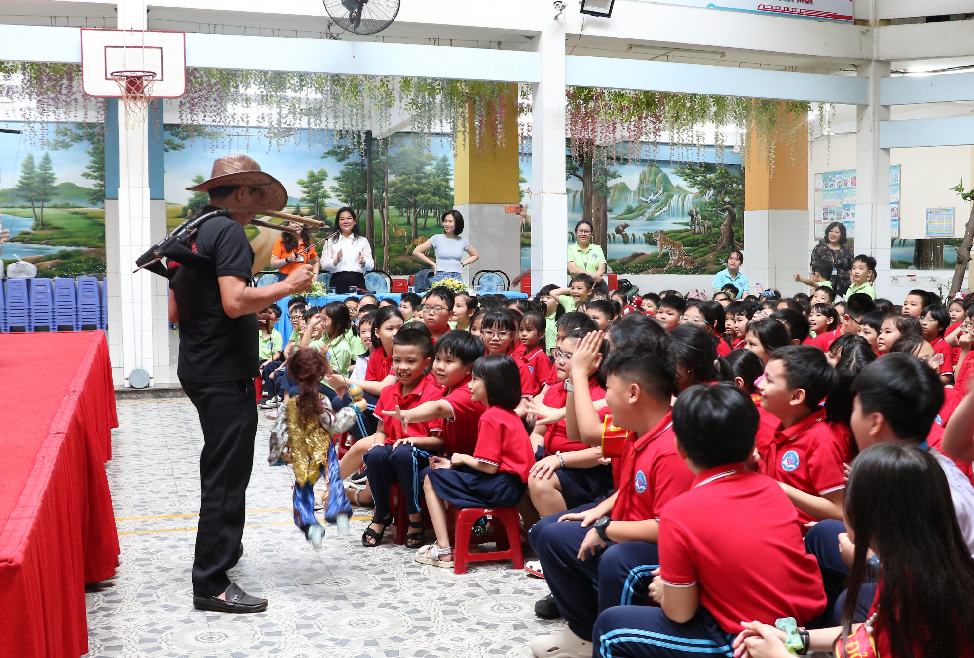 Học sinh tiểu học TPHCM trong một hoạt động nghệ thuật miễn phí - Ảnh: Nguyệt Cát