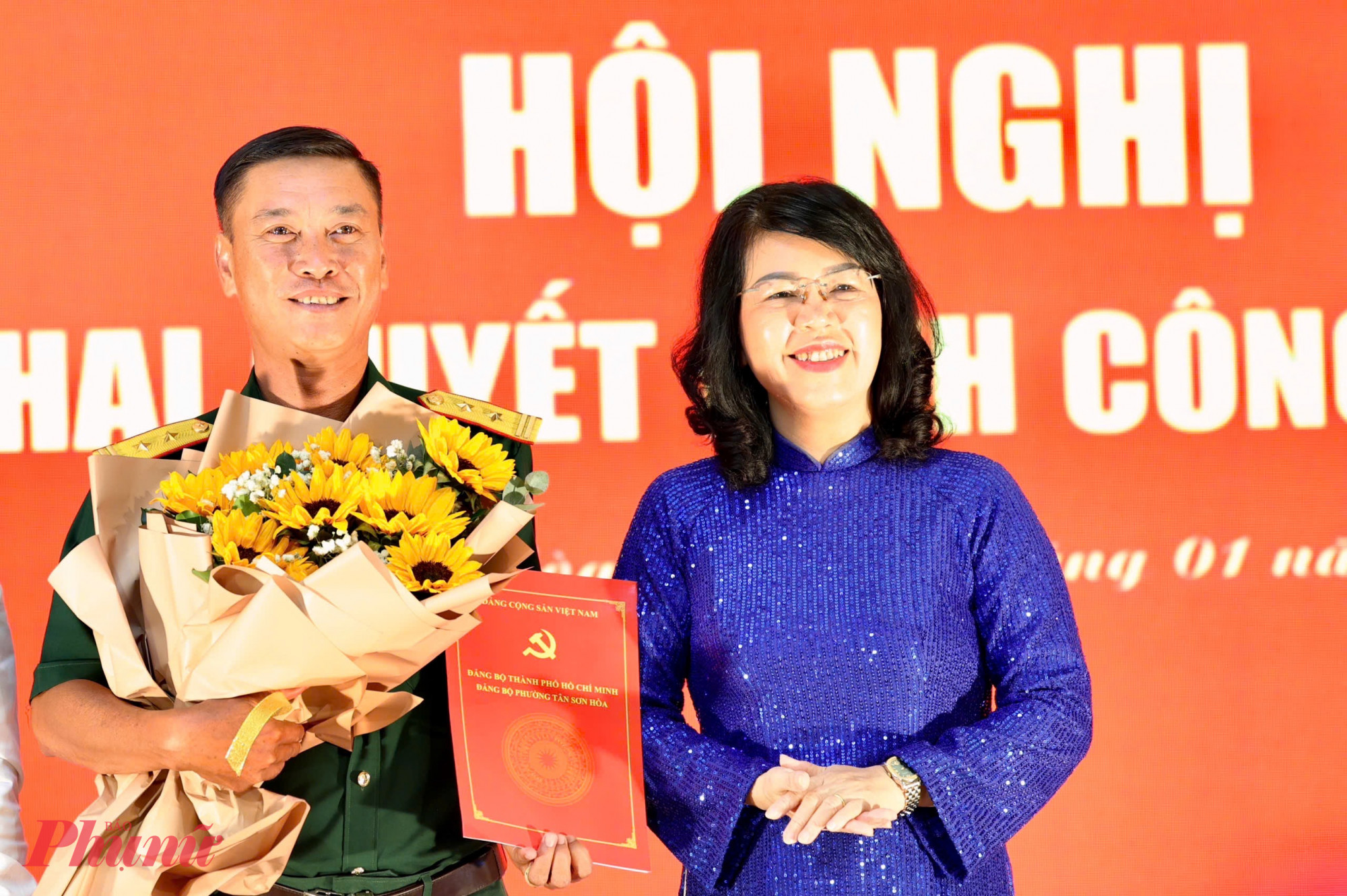 Bà Trương Lê Mỹ Ngọc - Bí thư Đảng ủy, Chủ tịch HĐND phường Tân Sơn Hòa tặng hoa và trao quyết định bổ nhiệm nhân sự mới - Ảnh: Thanh Tâm