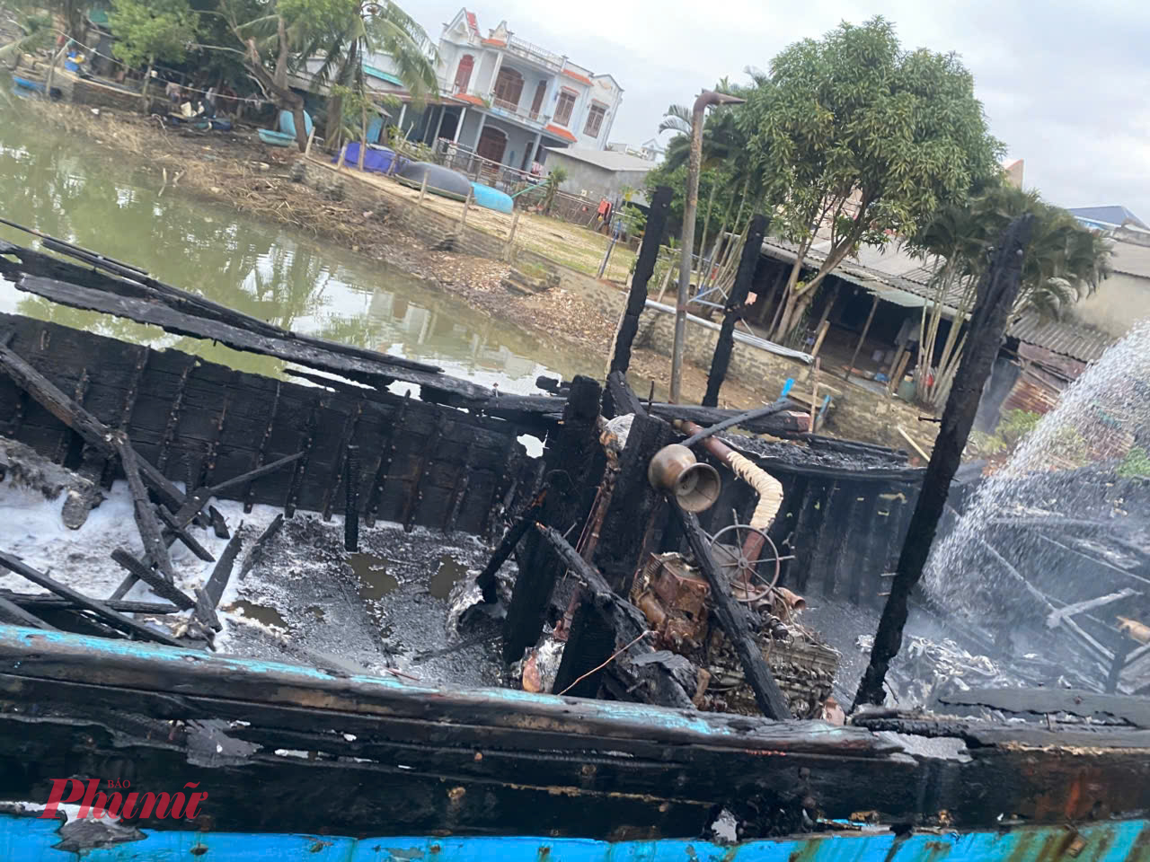 4 chiếc tàu cá bị cháy rụi