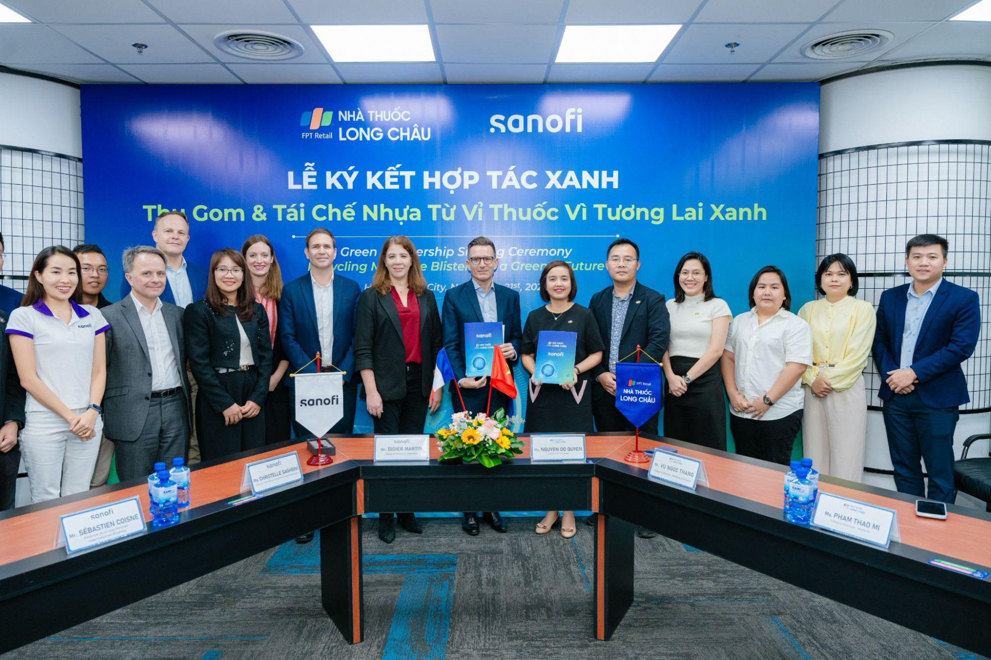 Đại diện Long Châu và Sanofi ký kết hợp tác - Ảnh: L.Q