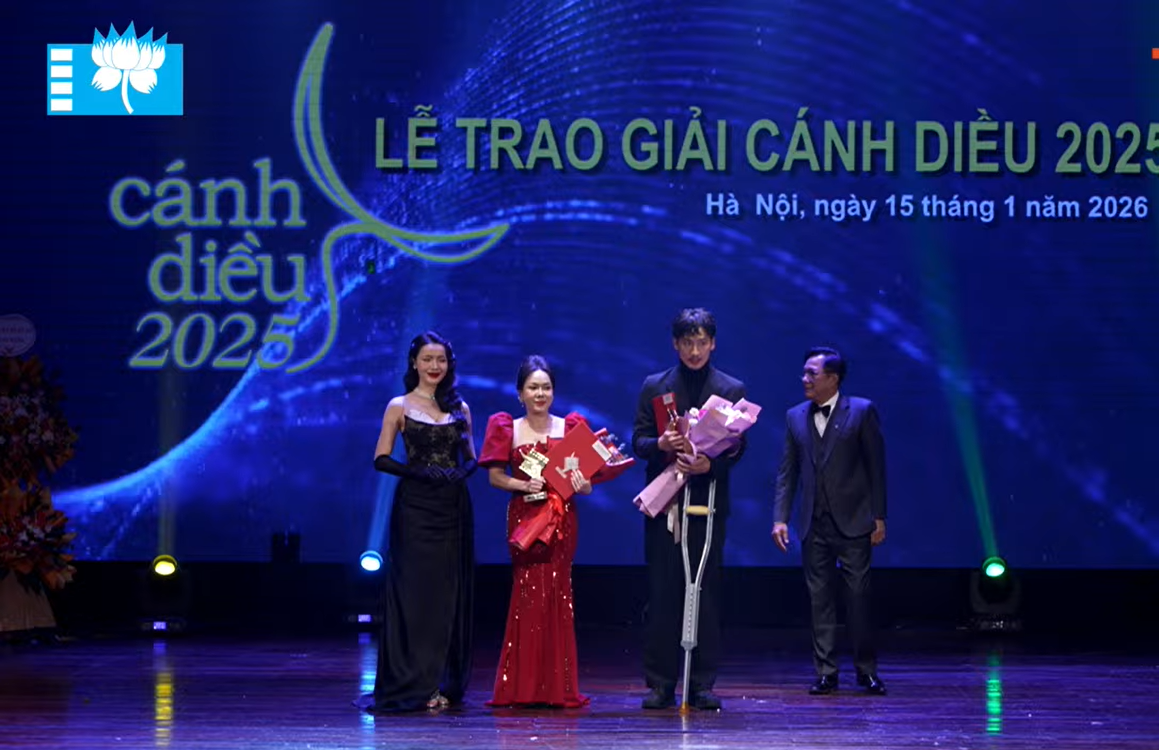 Tuấn Trần chống nạng lên nhận giải Nam chính xuất sắc, Việt Hương nhận giải Nữ chính xuất sắc