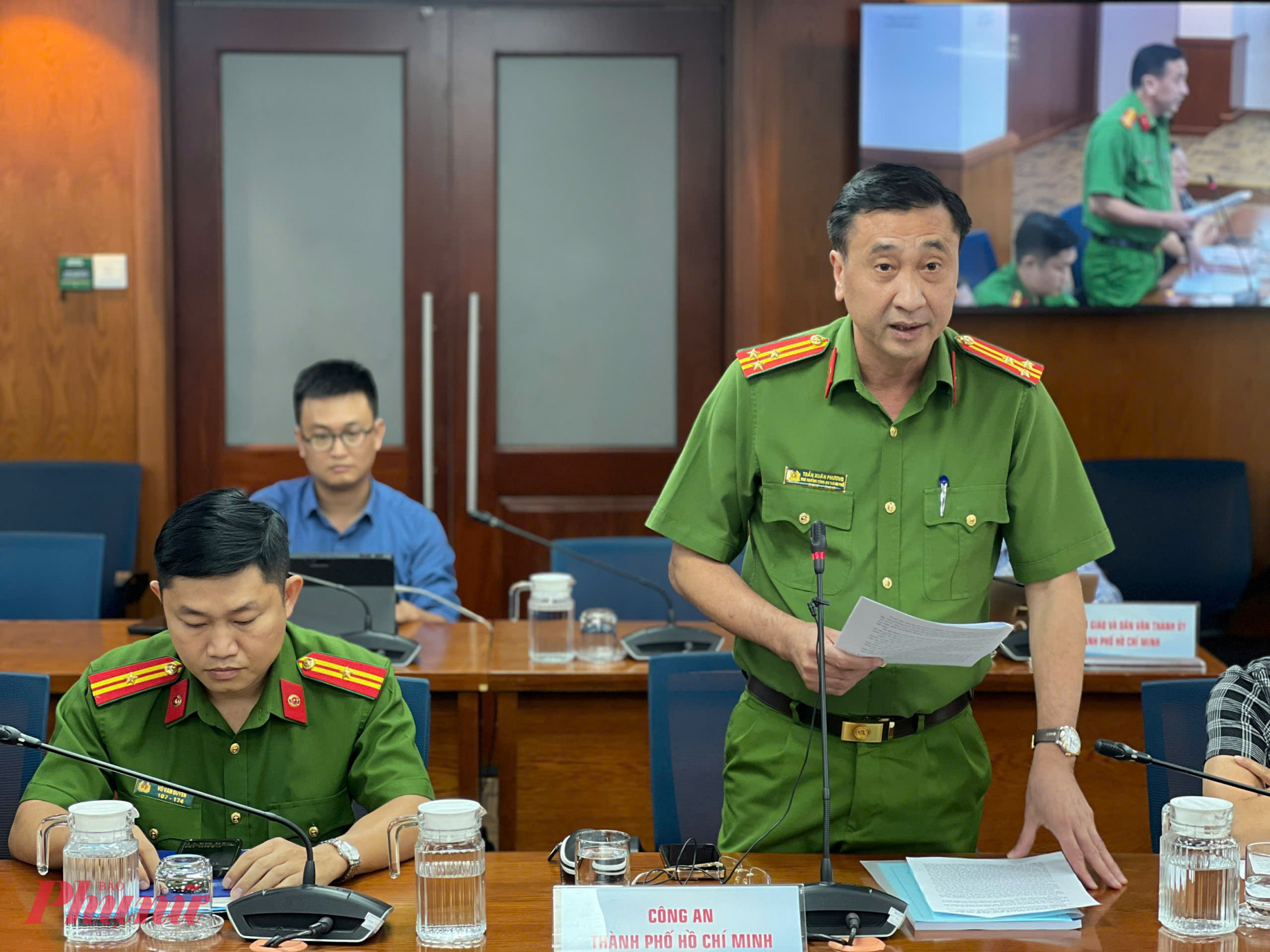 Thượng tá Trần Xuân Phương - Phó trưởng Phòng Cảnh sát PCCC & CNCH Công an TPHCM (PC07) thông tin trong buổi họp báo - Ảnh: Thanh Tâm